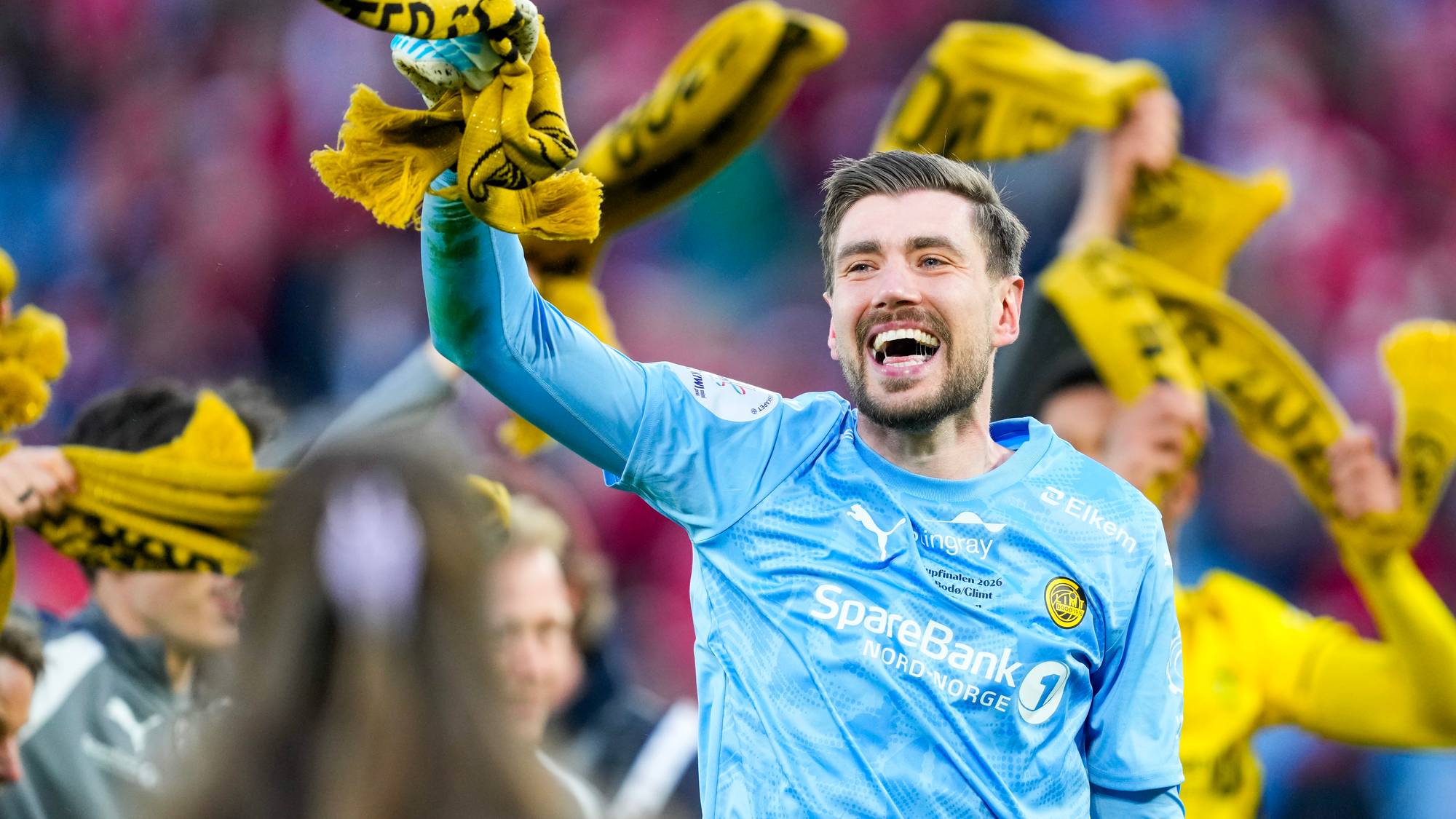 en person som holder armene opp (Bildebeskrivelsen er laget av en KI-tjeneste)