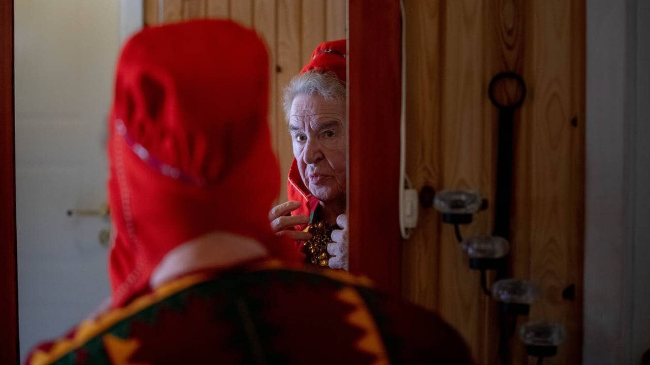 Astrid Jonskareng ser seg i speilet