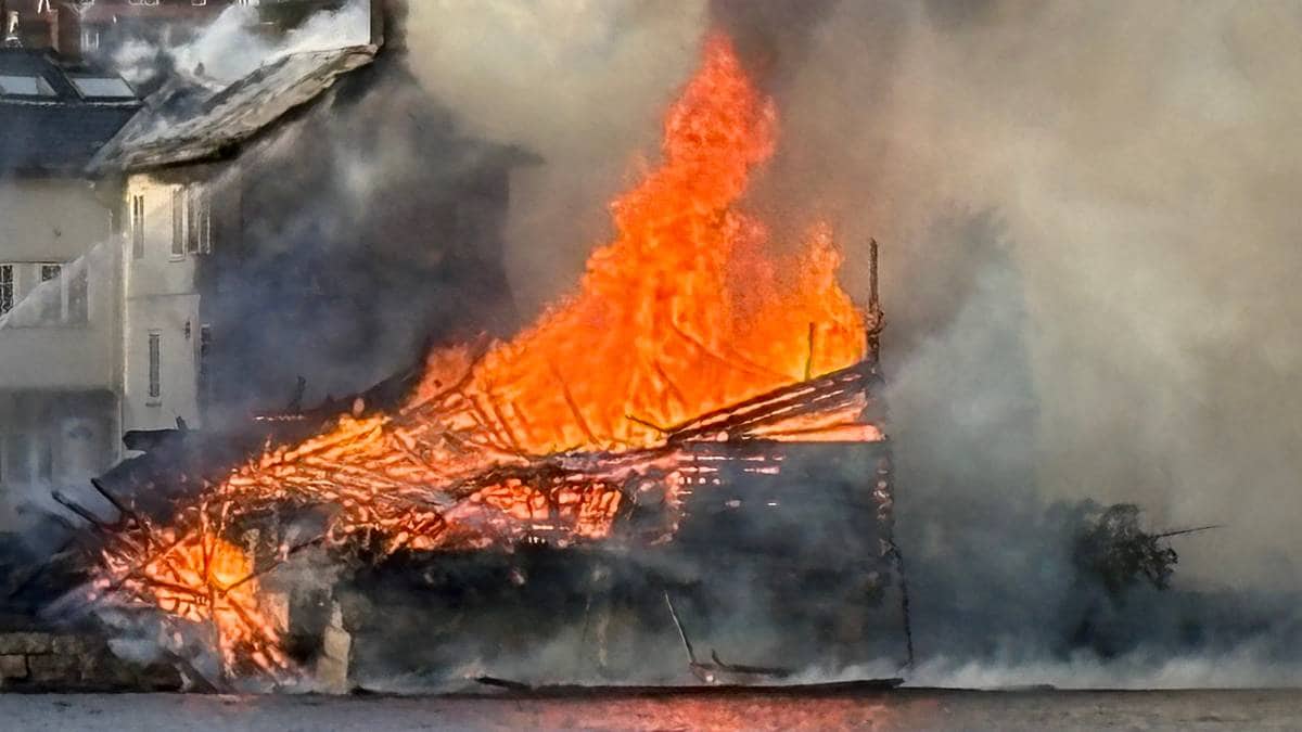 Kraftig brann i Drammen fortsetter å spre seg: – Vi så det fra balkongen, vi fikk helt sjokk