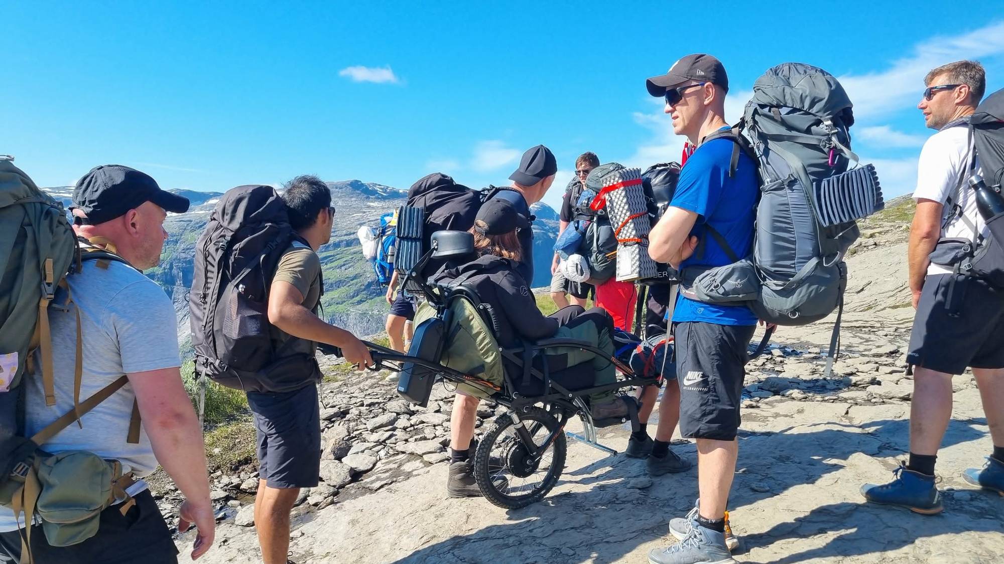 Annett Garvik kom seg til Trolltunga ved hjelp av ein spesiell rullestol med eitt hjul. 
