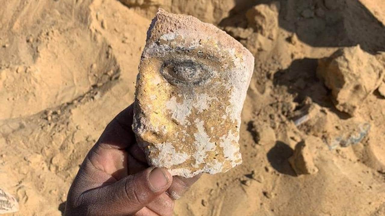 Del av en dødsmaske fra en arkeologisk utgraving i Bahariya Oasis i Egypt