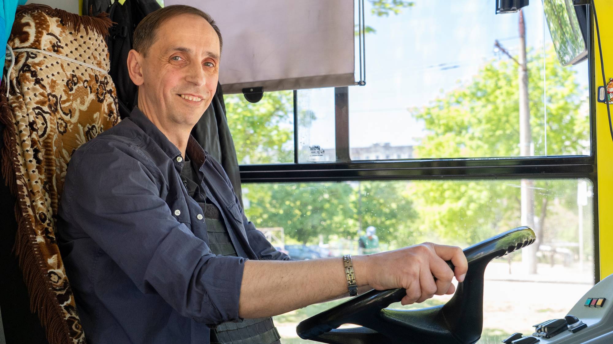 en person som sitter på en buss