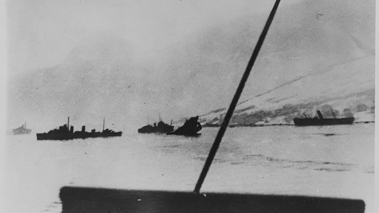 På Narvik havn etter det engelske angrep 10. og 13. april 1940. 