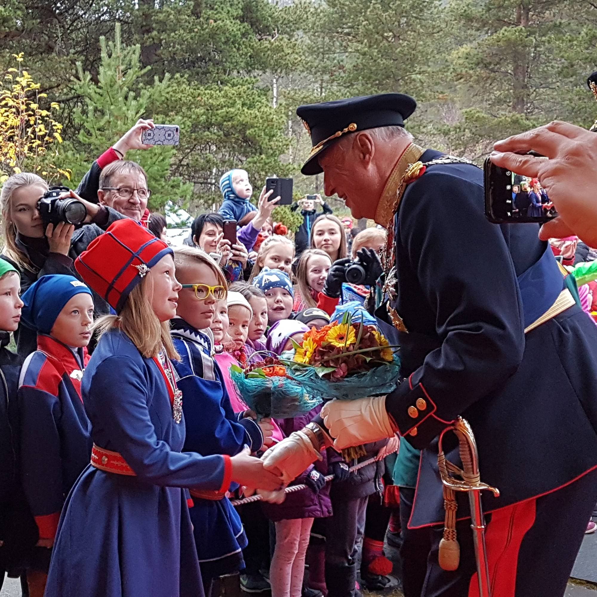 Kong Harald hilser på Eli Máret Kappfjell Gaup (9) og Storm Andre Christensen (10)
