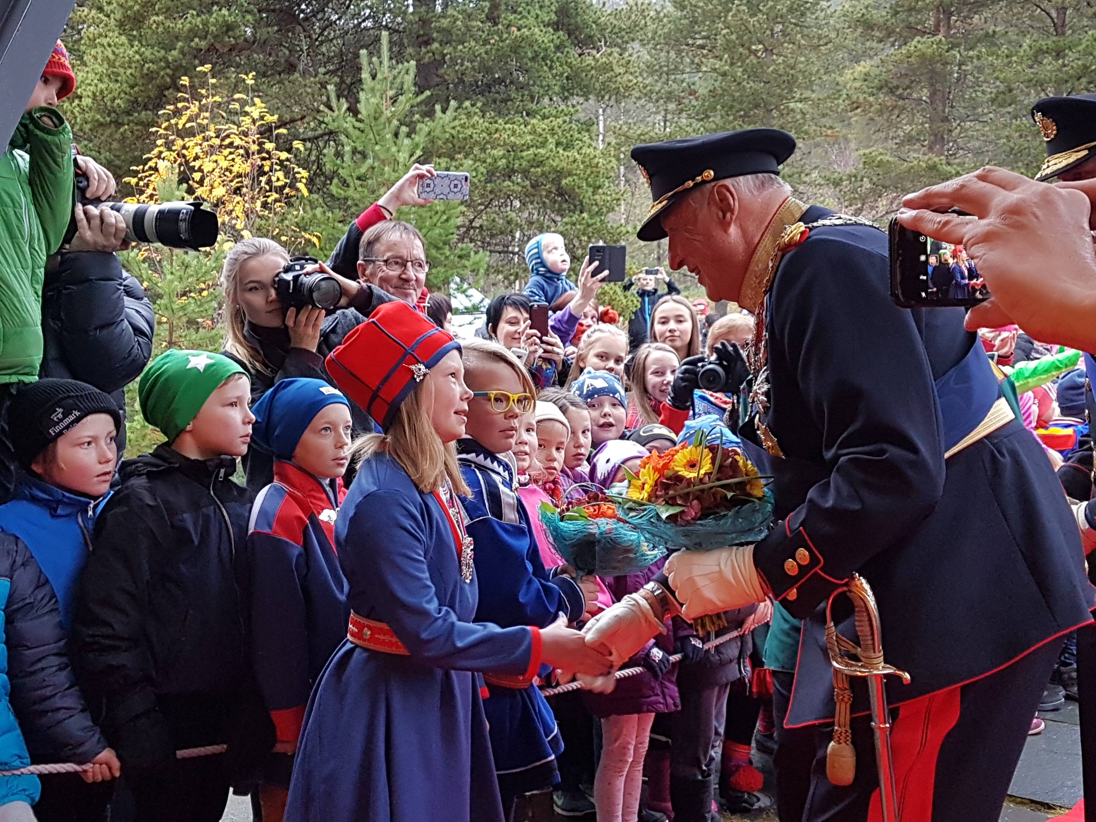 Kong Harald hilser på Eli Máret Kappfjell Gaup (9) og Storm Andre Christensen (10)