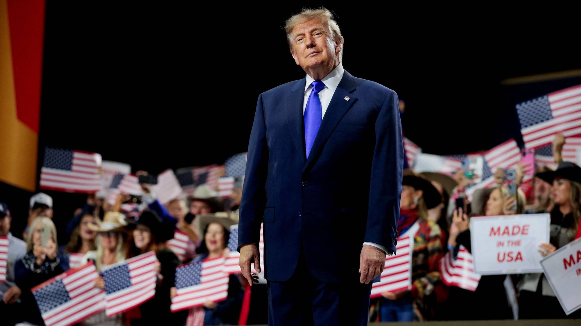 Trump foran amerikanske flagg.