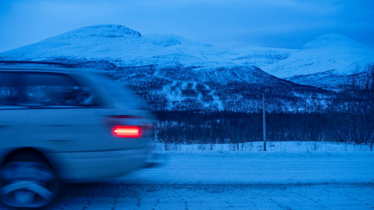 Bil passerer på vegen i Tamokdalen i balsfjord i Troms. I bakgrunnen ser man Blåbærfjellet, der Tamok AS ønsker en storsatsing på vinterturisme.