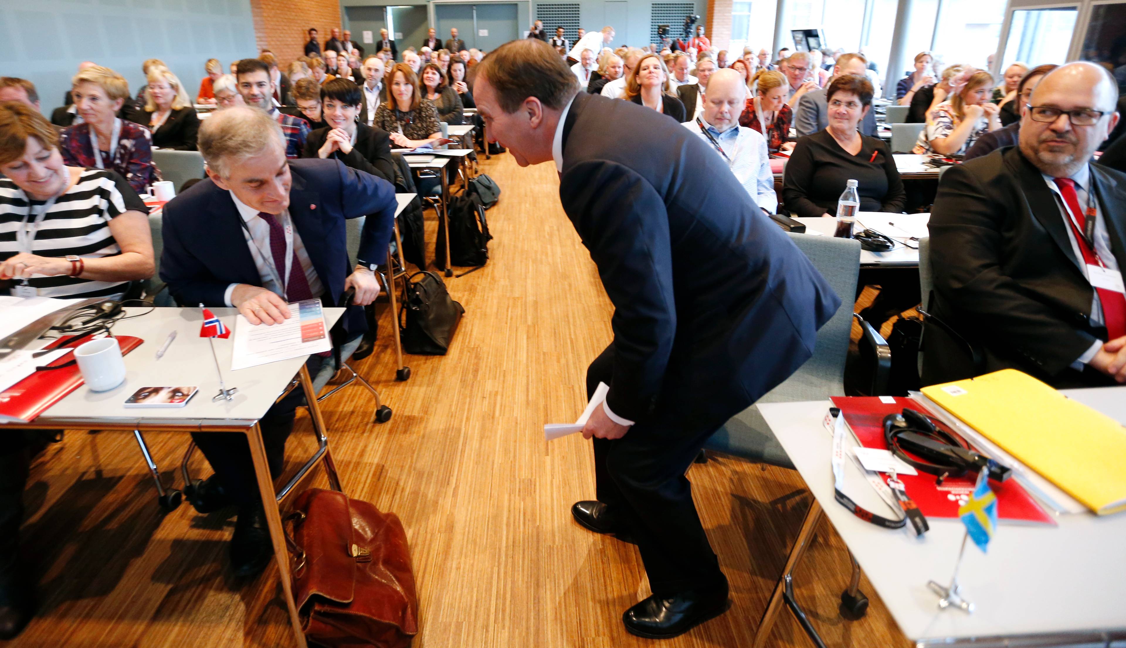Jonas Gahr Støre som partileder i arbeiderpartiet sammen med daværende partileder i Socialdemokraterna og Sveriges statsminister. På arbeiderbevegelsens nordiske samarbeidskomite.