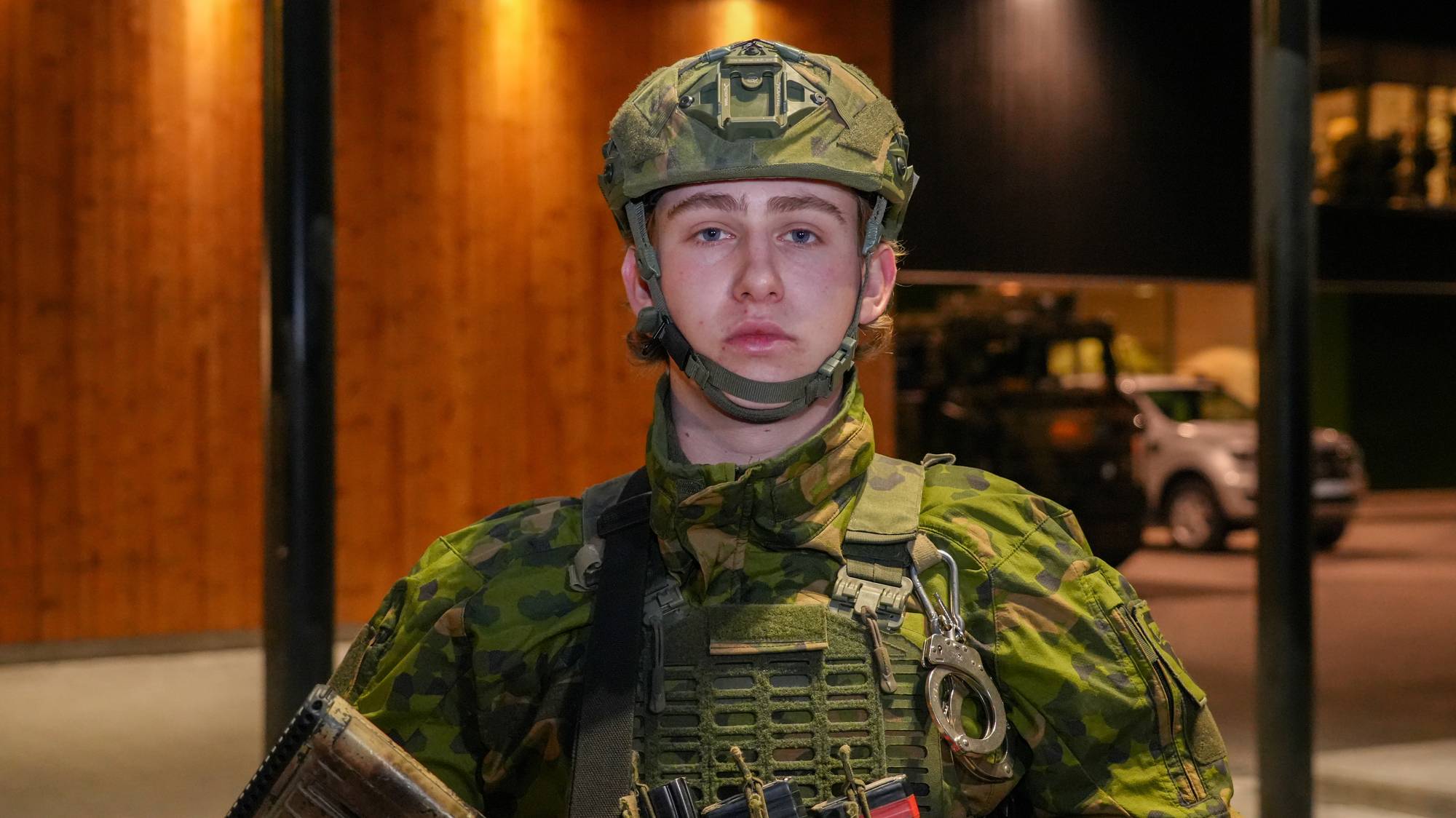 Vernepliktige Aksel er ifør militærbekledning og ser inn i kamera.