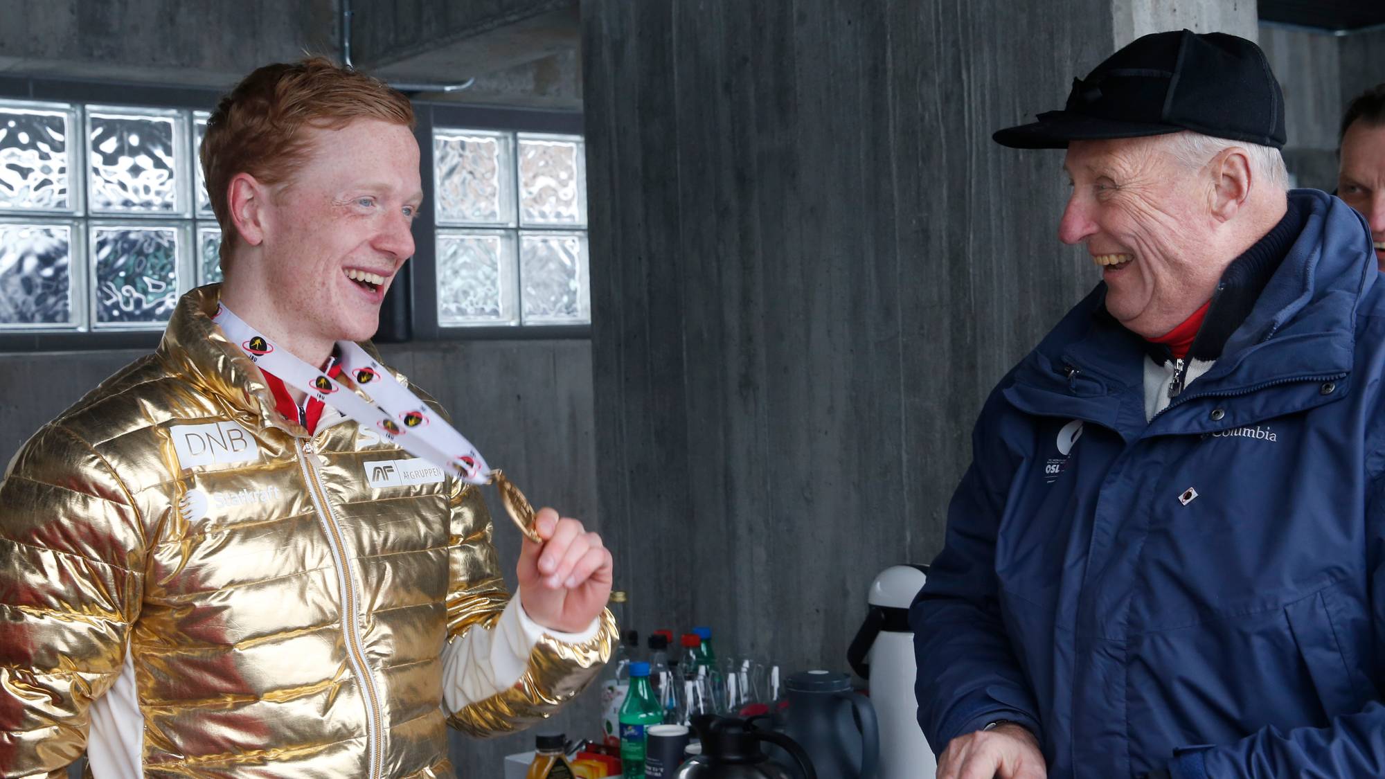 Johannes Thingnes Bø viser fra gullmedaljen til kong Harald.