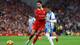 Reuters Dominik Szoboszlai i Liverpool-drakt kjemper om ballen mot en Brighton-spiller på Anfield. (Bildebeskrivelsen er laget av en KI-tjeneste)