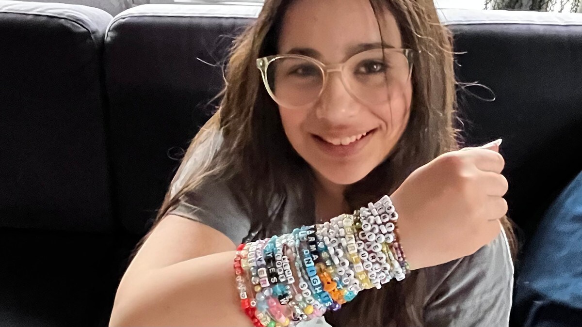 Sophia skal bytte bort over 50 armbånd på Taylor Swift konsert