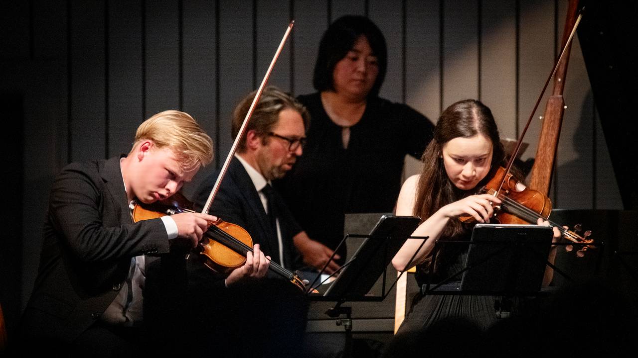 Ludvig Gudim, Sonoko Miriam Welde (fioliner) og Leif Ove Andsnes (piano) under åpningskonserten på Rosendal kammermusikkfestival 2021. Stykket som ble fremført var Antonín Dvořák: Pianokvintett nr. 2 i A-dur, op. 81.