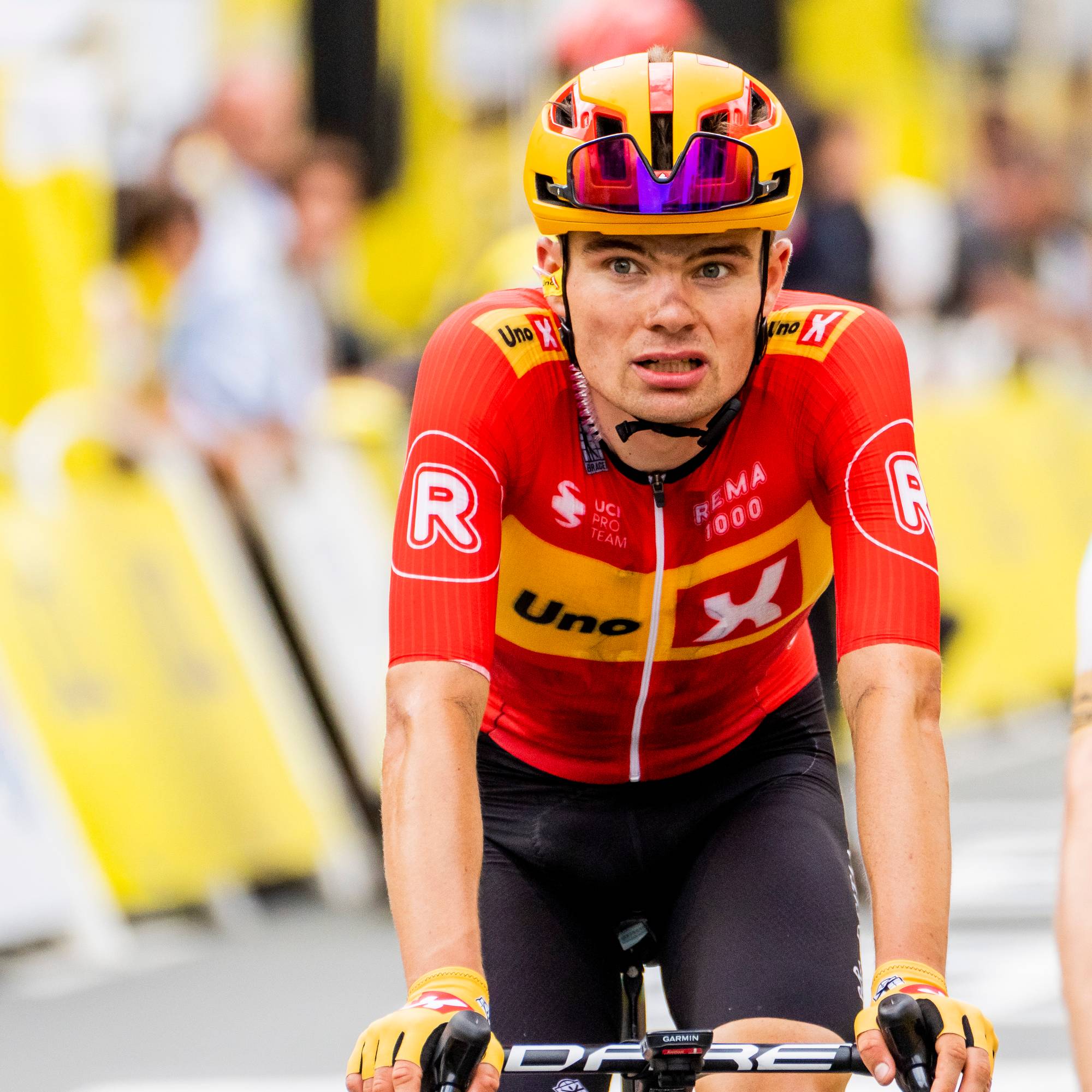 Anthon Charmig ruller over målstreken og ser sliten ut