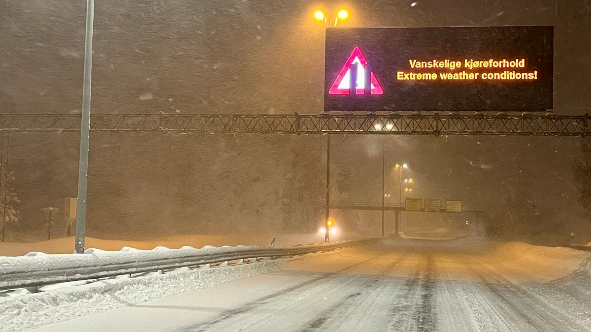Snøstorm i Agder: Ber folk om å la bilen stå