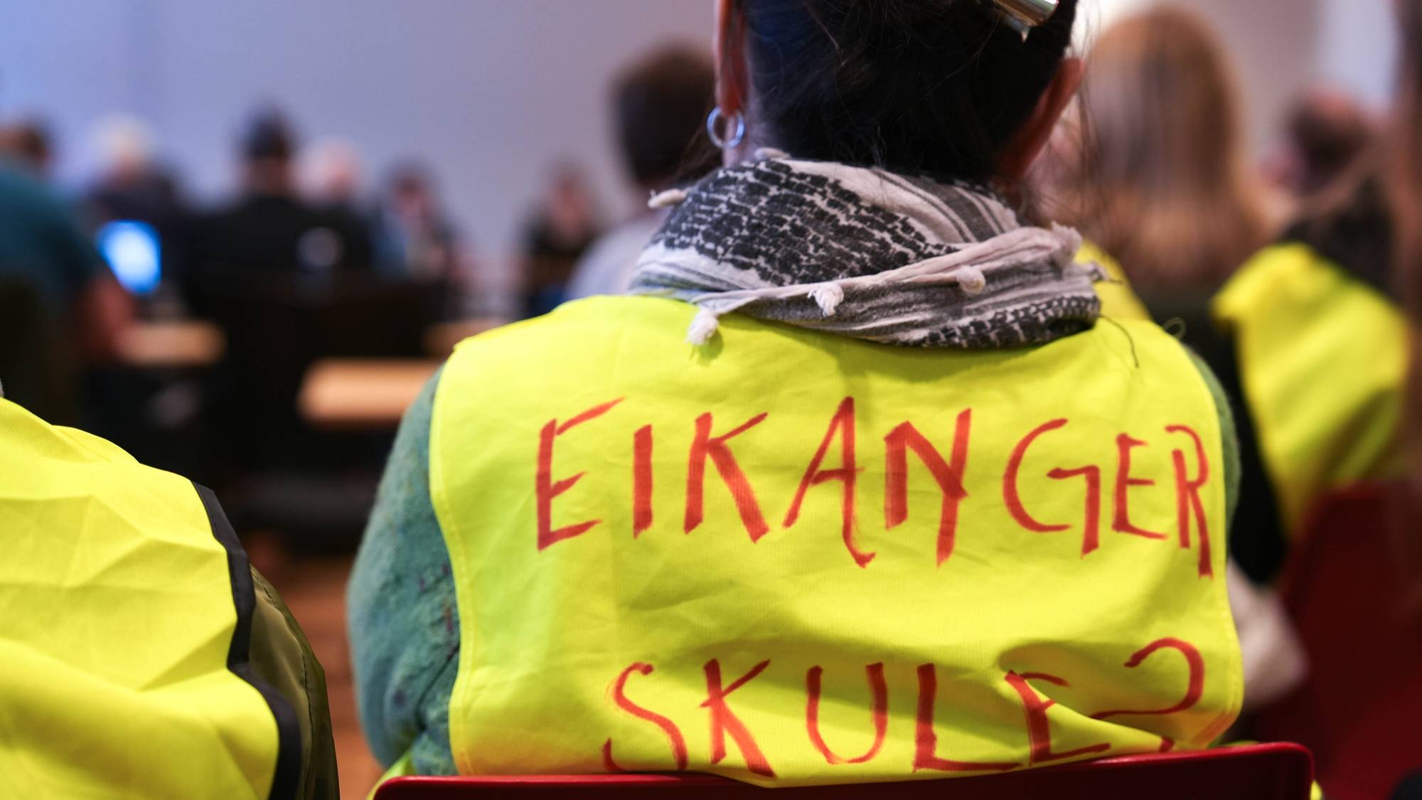Aksjonist på kommunestyremøte i Alver.