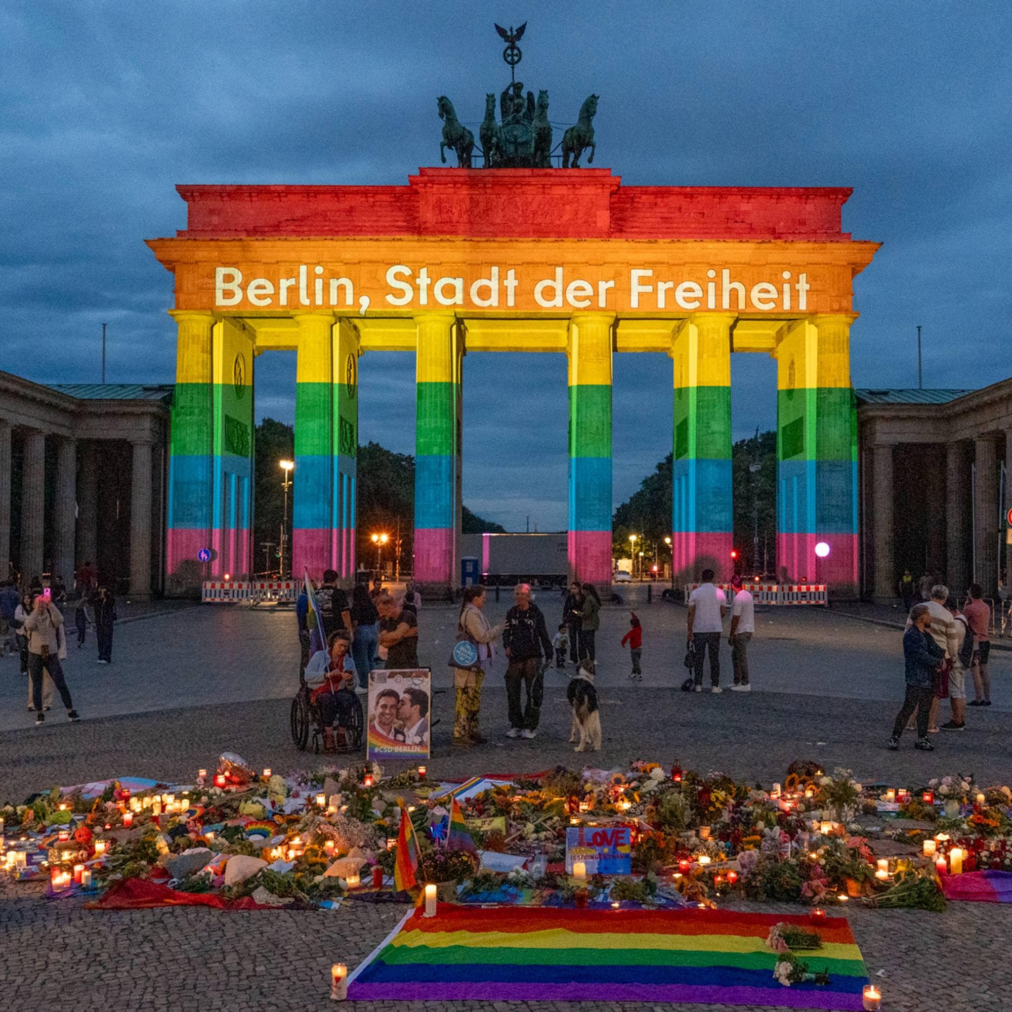 En regnbue prosjektert på Brandenburger Tor i Berlin søndag. 