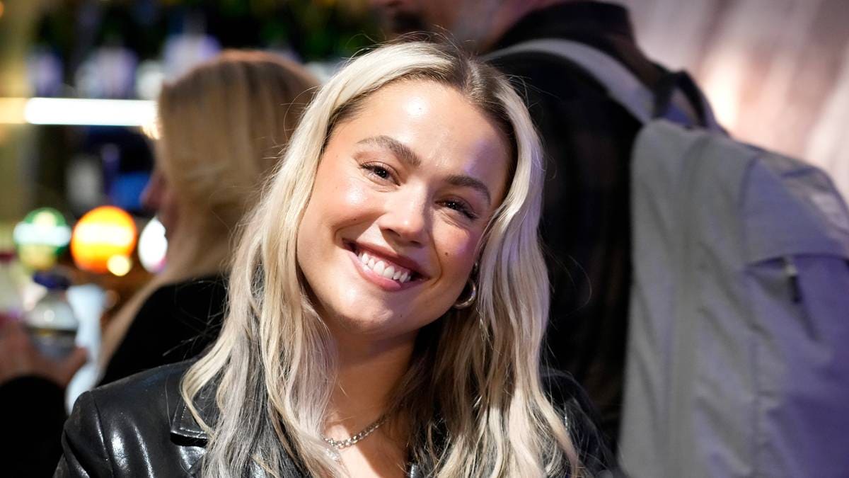 Julie Bergan gratulerer etter at «norsk» sang vant Melodifestivalen i Sverige