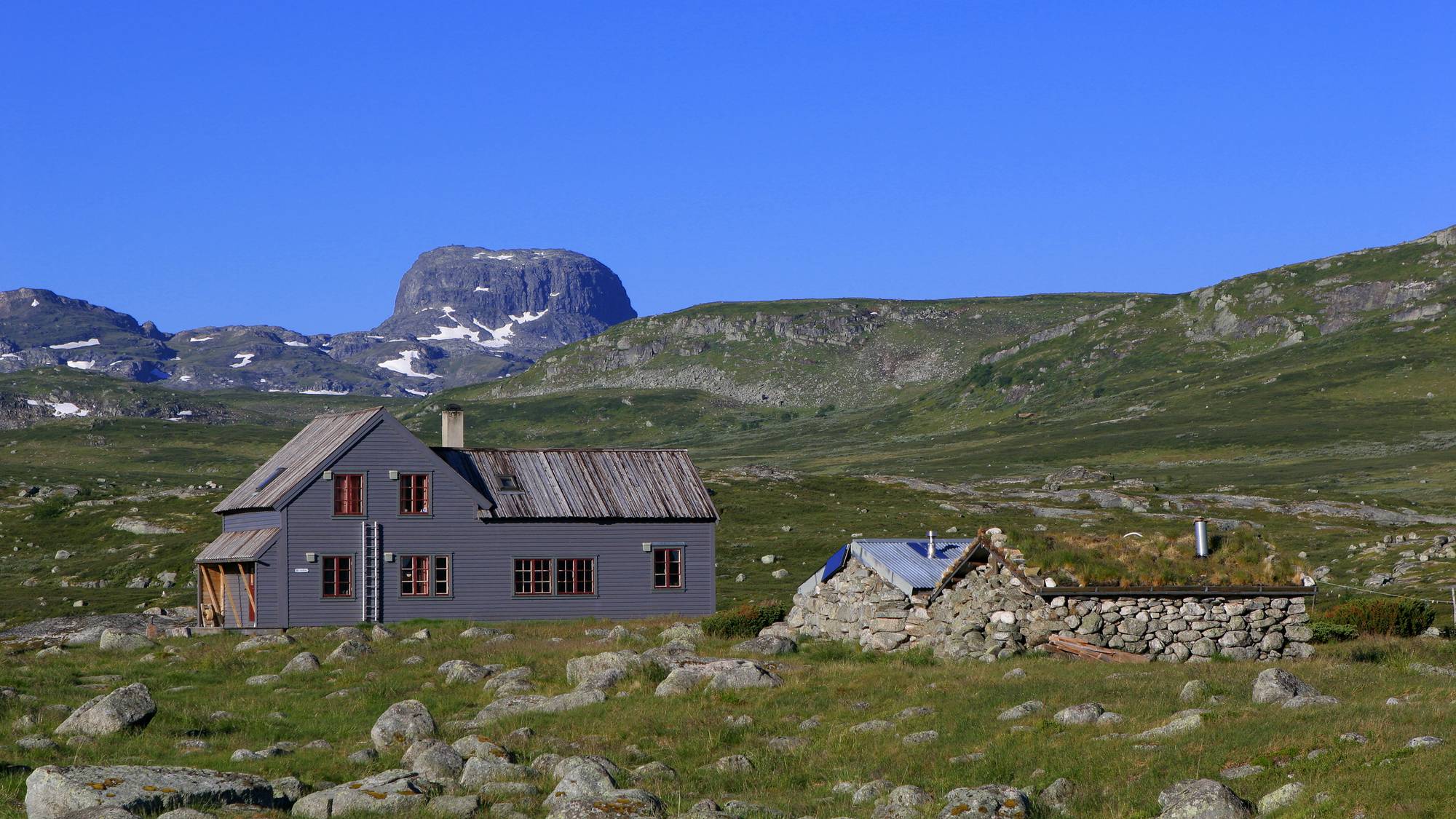 Hadlaskard turisthytte ligger tre timers lett tur fra foten av Hårteigen.
