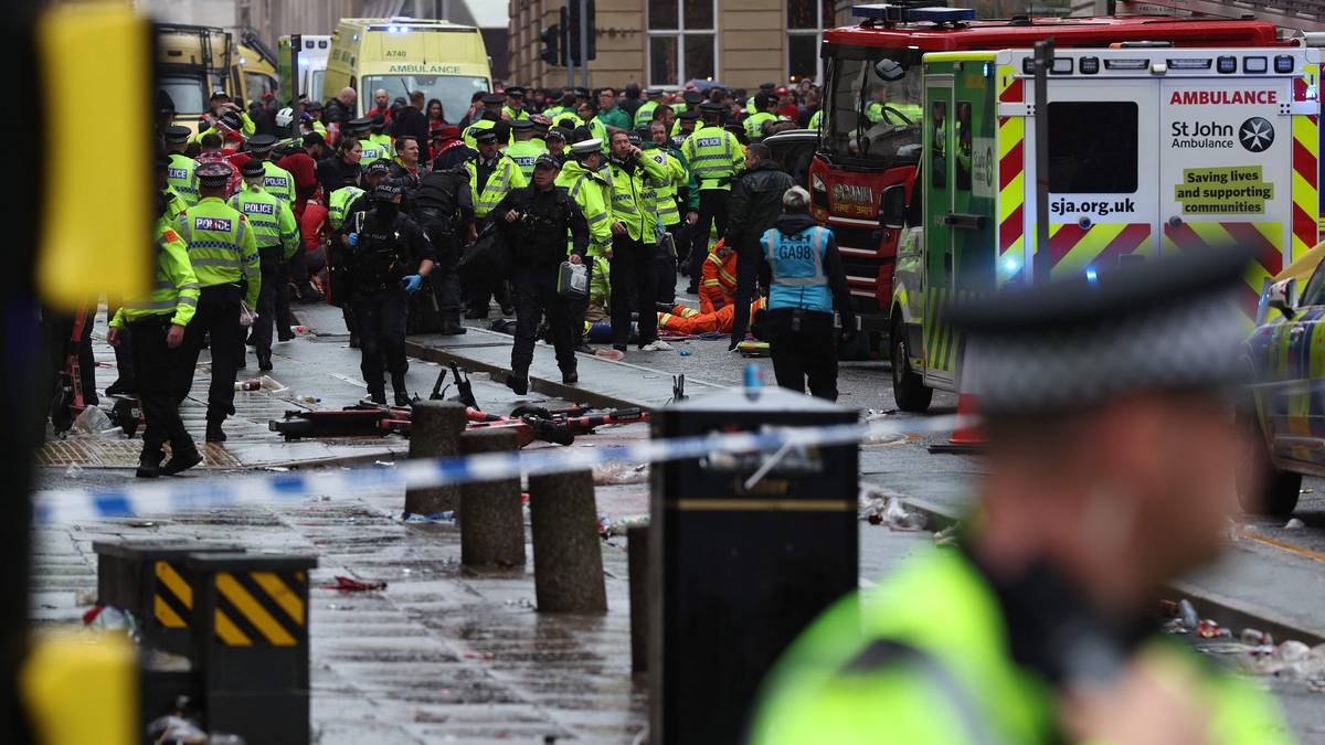 Bil inn i folkemengde i Liverpool