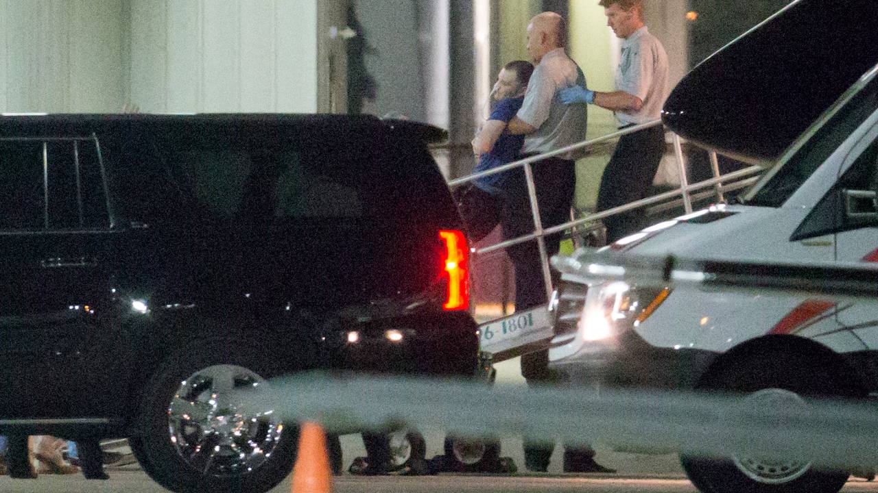 Otto Warmbier blir båret ut av et fly på Lunken flyplass i Cincinnati