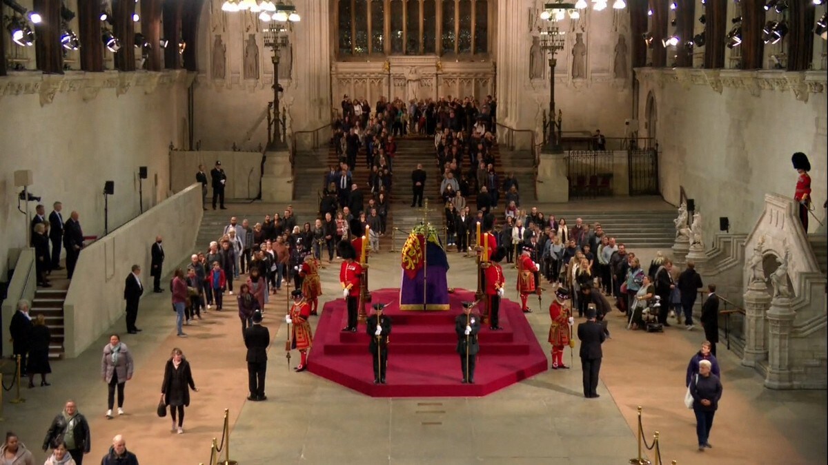 Kong Harald og Dronning Sonja ga sin siste hilsen til dronning Elizabeth