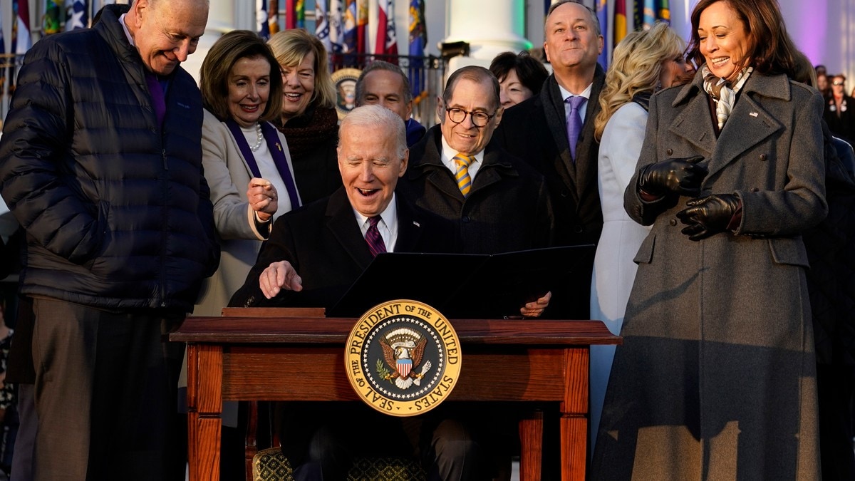 President Biden har underskrevet lov som beskytter likekjønnet ekteskap i USA