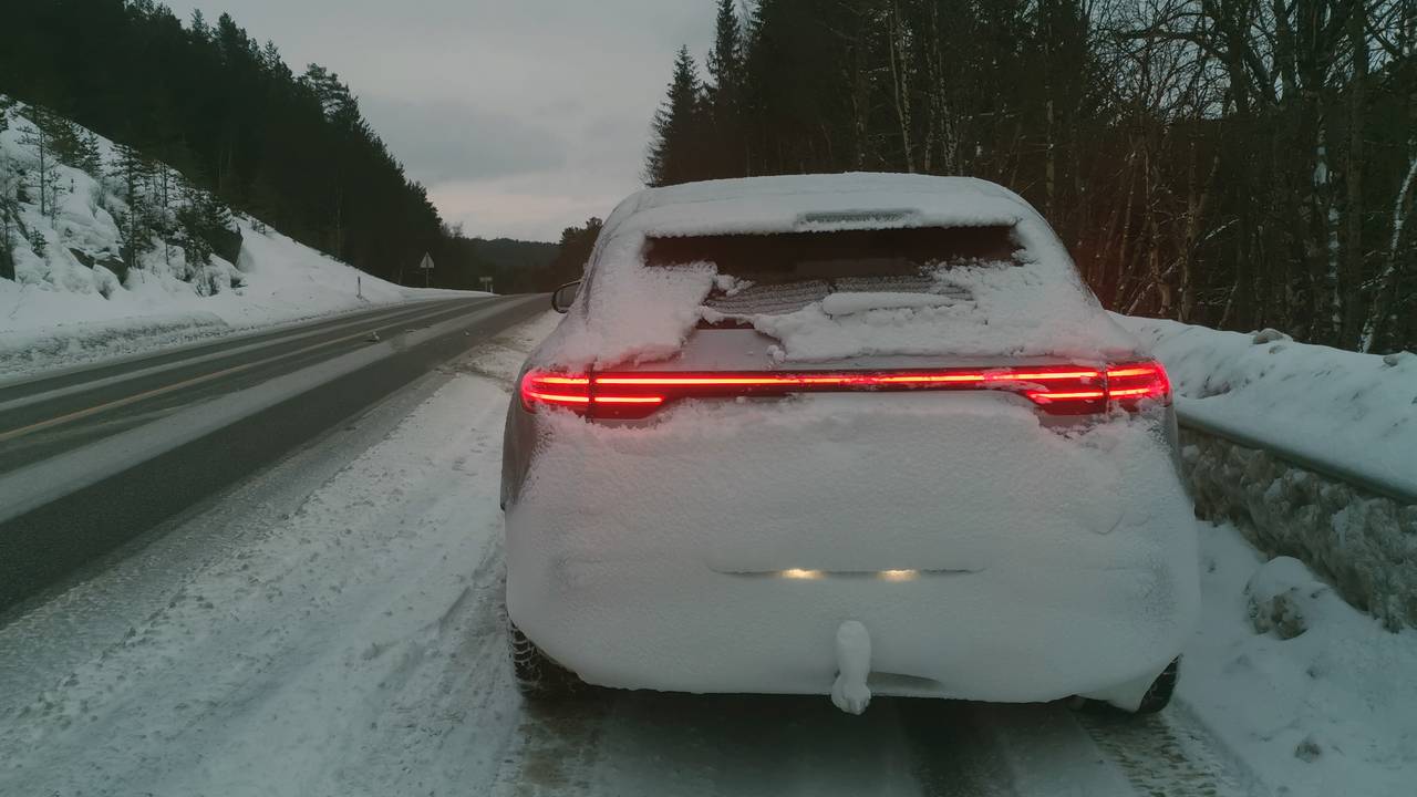 Kost av snø fra baklysene så du synes godt i trafikken.