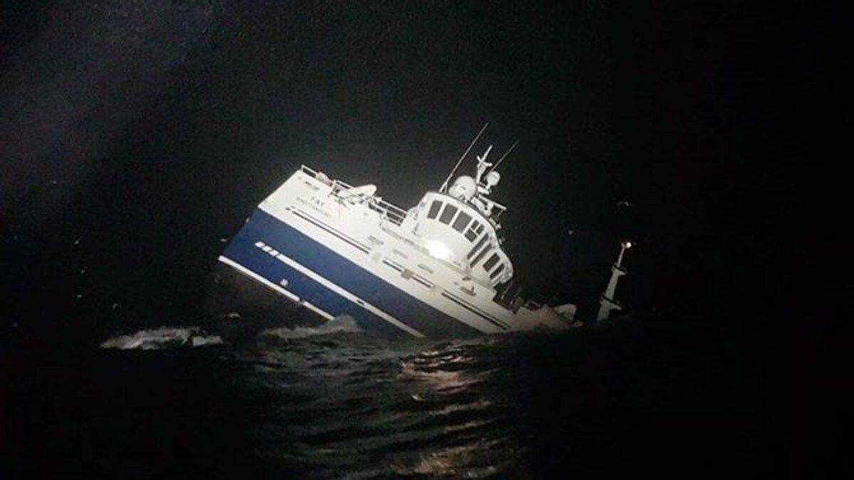 12 personer reddet da Averøy-båt sank: – Mannskapet er ved godt mot