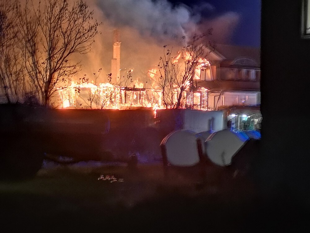 Brann i enebolig på Orre – naboer evakueres
