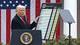 AFP Trump holder opp et skilt med tollsatser