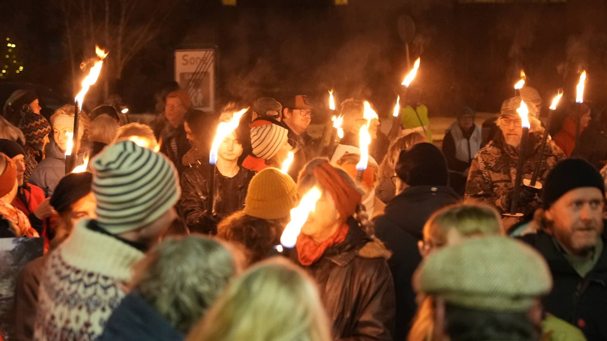 Fakkeltog mot Viken Park