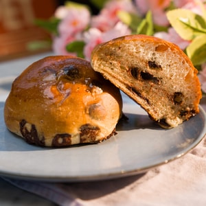 En sjokoladebolle ligger delt i to, slik at innsiden med sjokladebiter er synlig.