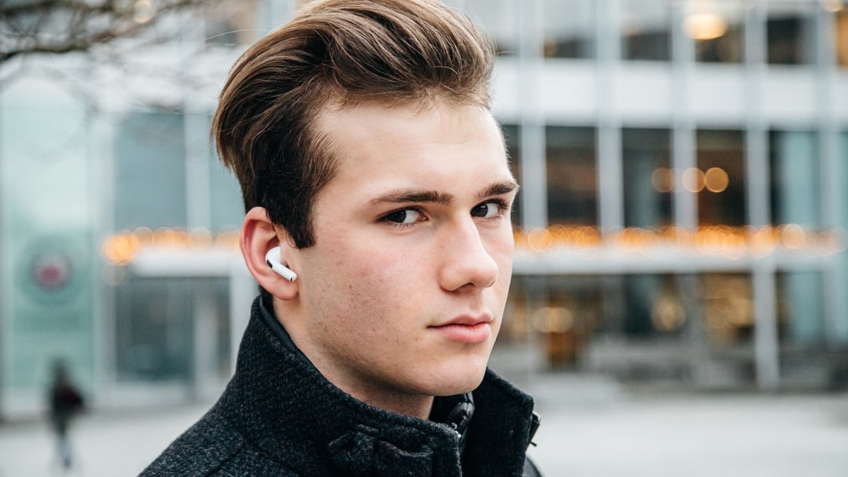 Fagfolk bekymret: Oscar (17) bruker ørepropper fire timer om dagen
