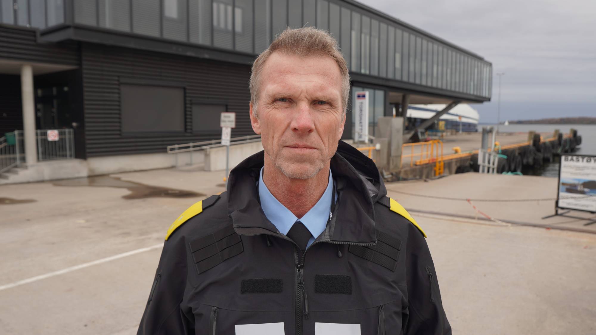 en mann som står utenfor en bygning