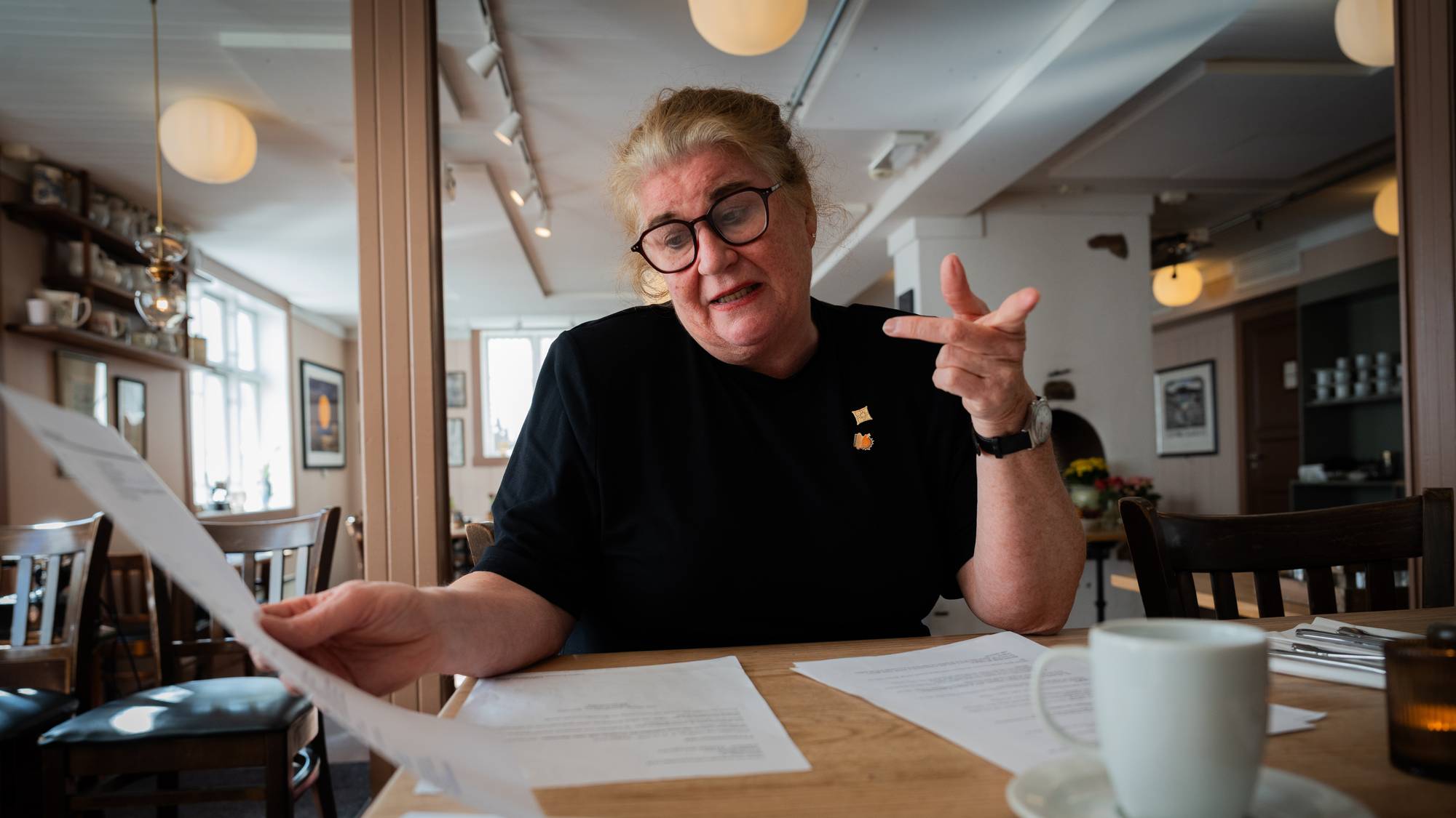 Eli Laupstad Omdal, ine på kulturhotellet i Sogndalstrand. Ikledd svart t-skjorte. 