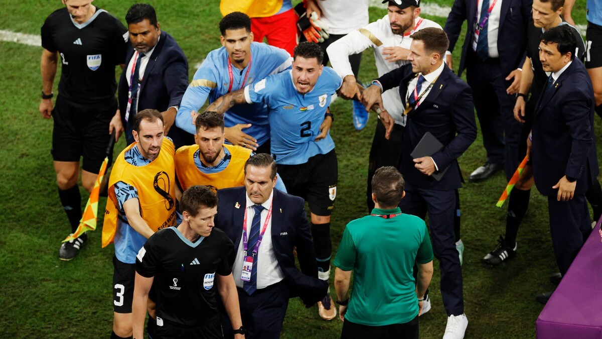 Rasende Uruguay-spillere stormet mot dommeren etter VM-sjokket