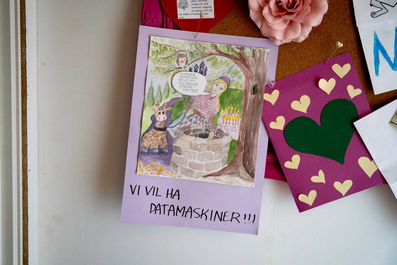 Anna fikk et håndmalt kort fra familien da hun fylte 12 år. Det står "Vi vil ha datamaskiner!".