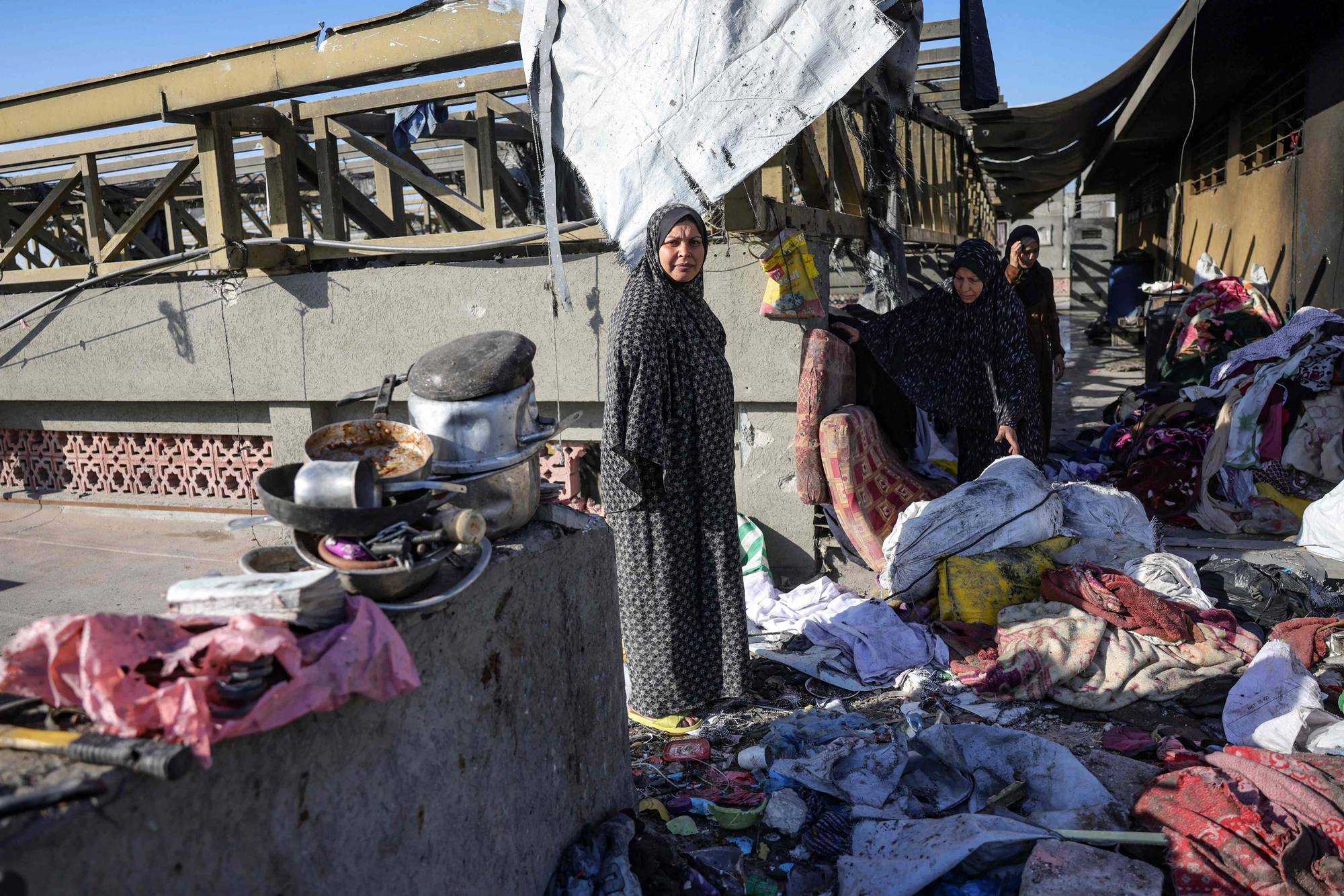 palestinians return to hospital grounds.