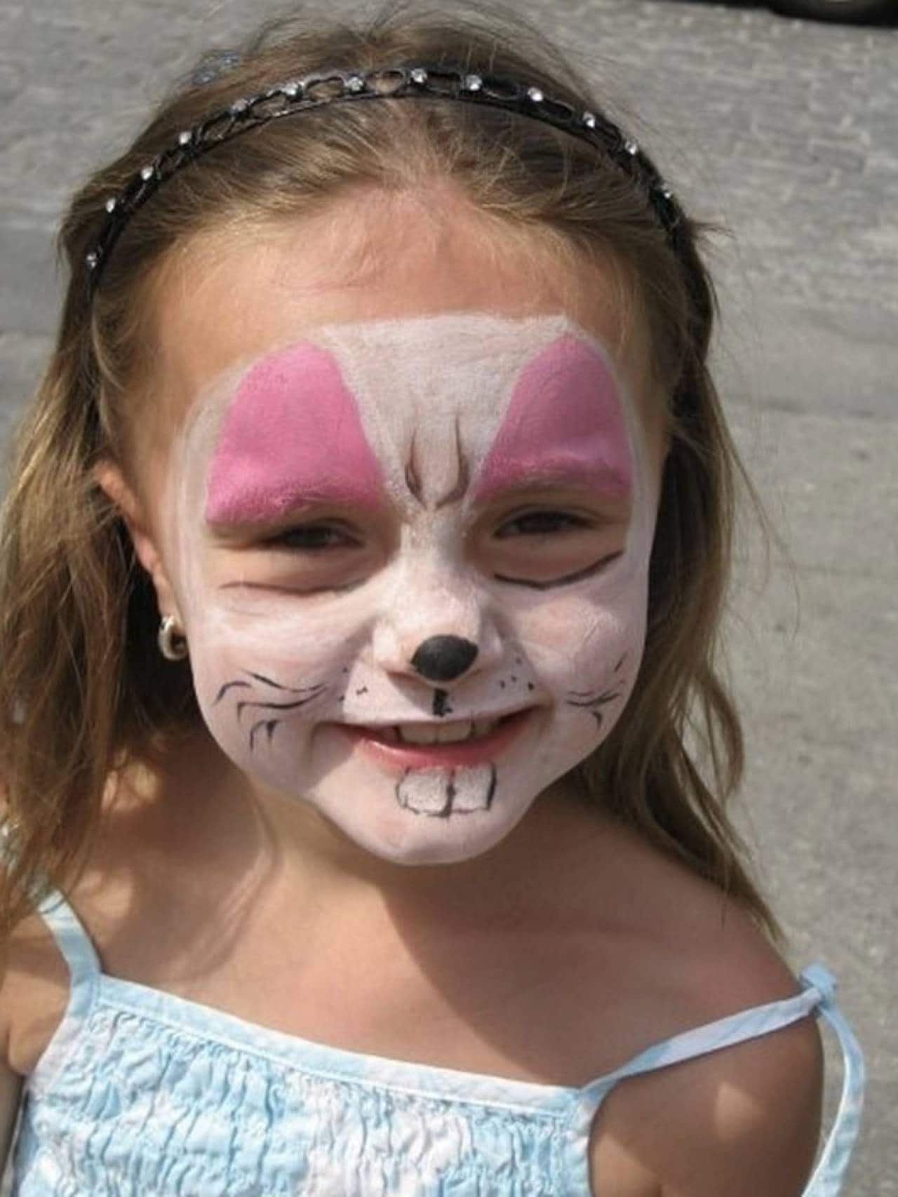 Andrine som barn. Smiler og har på seg rosa, hvit og svart ansiktsmaling