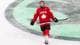 Cyril Zingaro / Keystone,NTB En ishockeyspiller i en rød drakt med Canada på brystet står på isen. Han holder en kølle i hånden og ser opp. Isen har grønne markeringer. (Bildebeskrivelsen er laget av en KI-tjeneste)