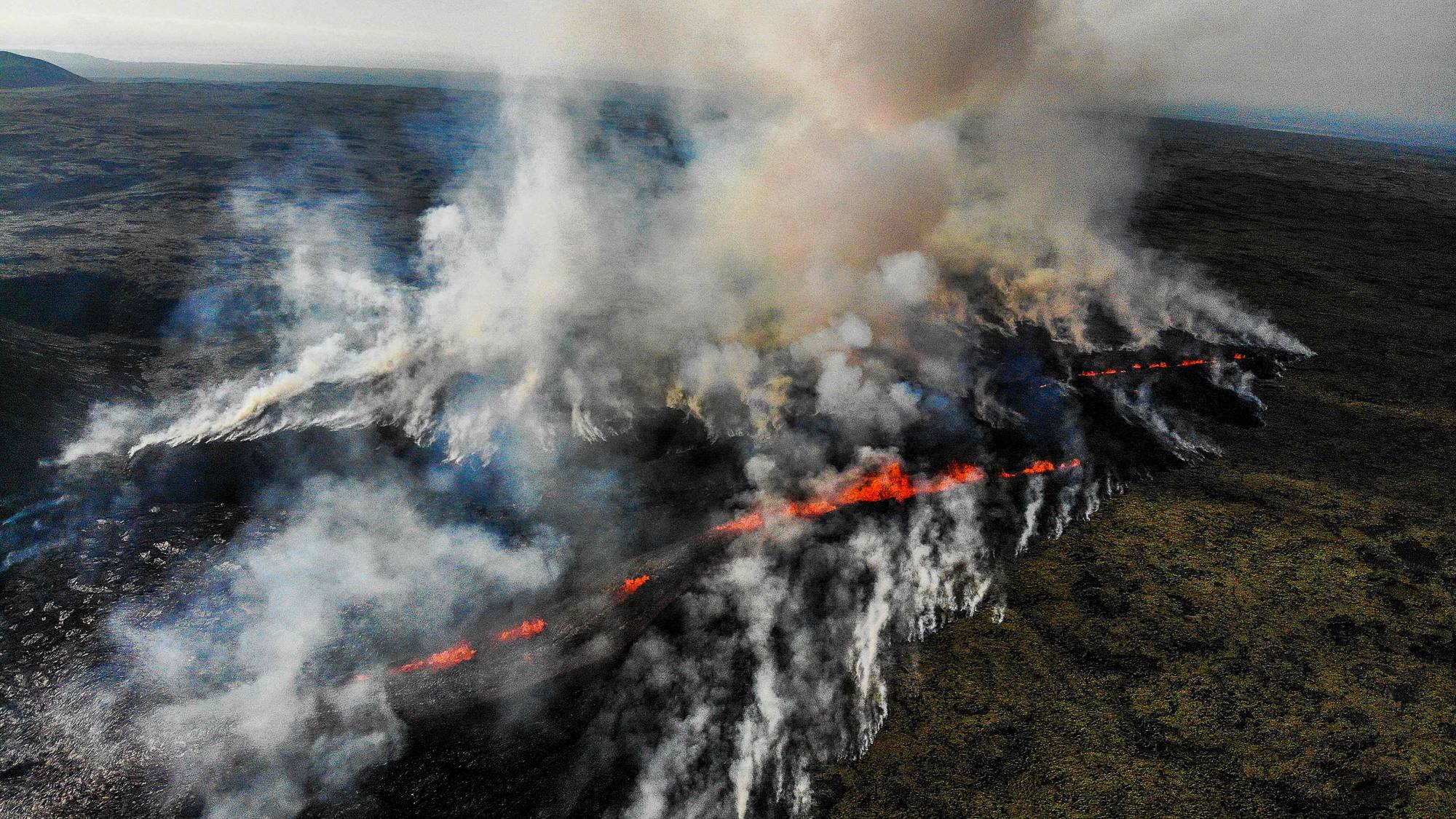 Почему в исландии большое количество вулканов. Вулкан в Исландии фаградальсфьядль. Извержение в Исландии 2023. Исландия вулкан 2023. Извержение вулкана в Исландии.