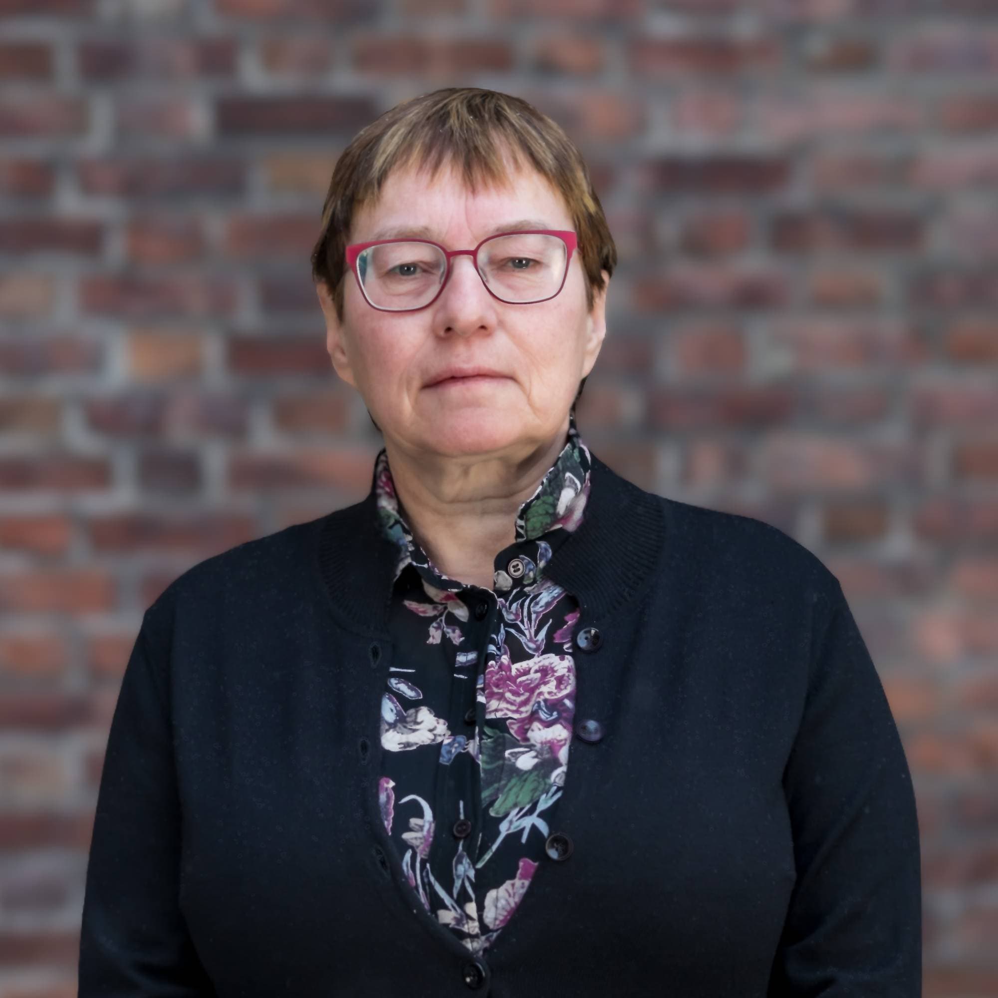 Forskar i Fafo, Kristine Nergaard. Ho har kort hår, briller og ser på kamera med eit seriøst uttrykk. 