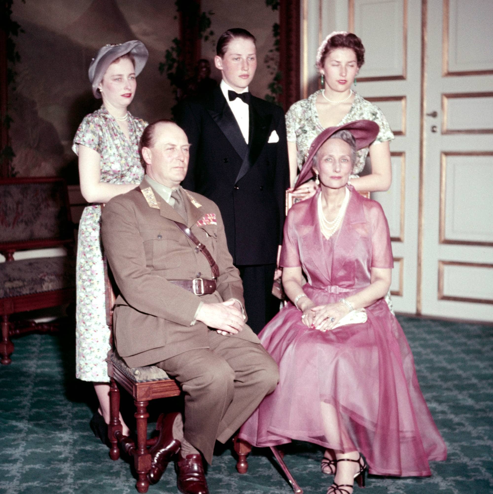 Prins Harald står sammen med søstrene og foreldrene sine til familiebilde til konfirmasjonen hans