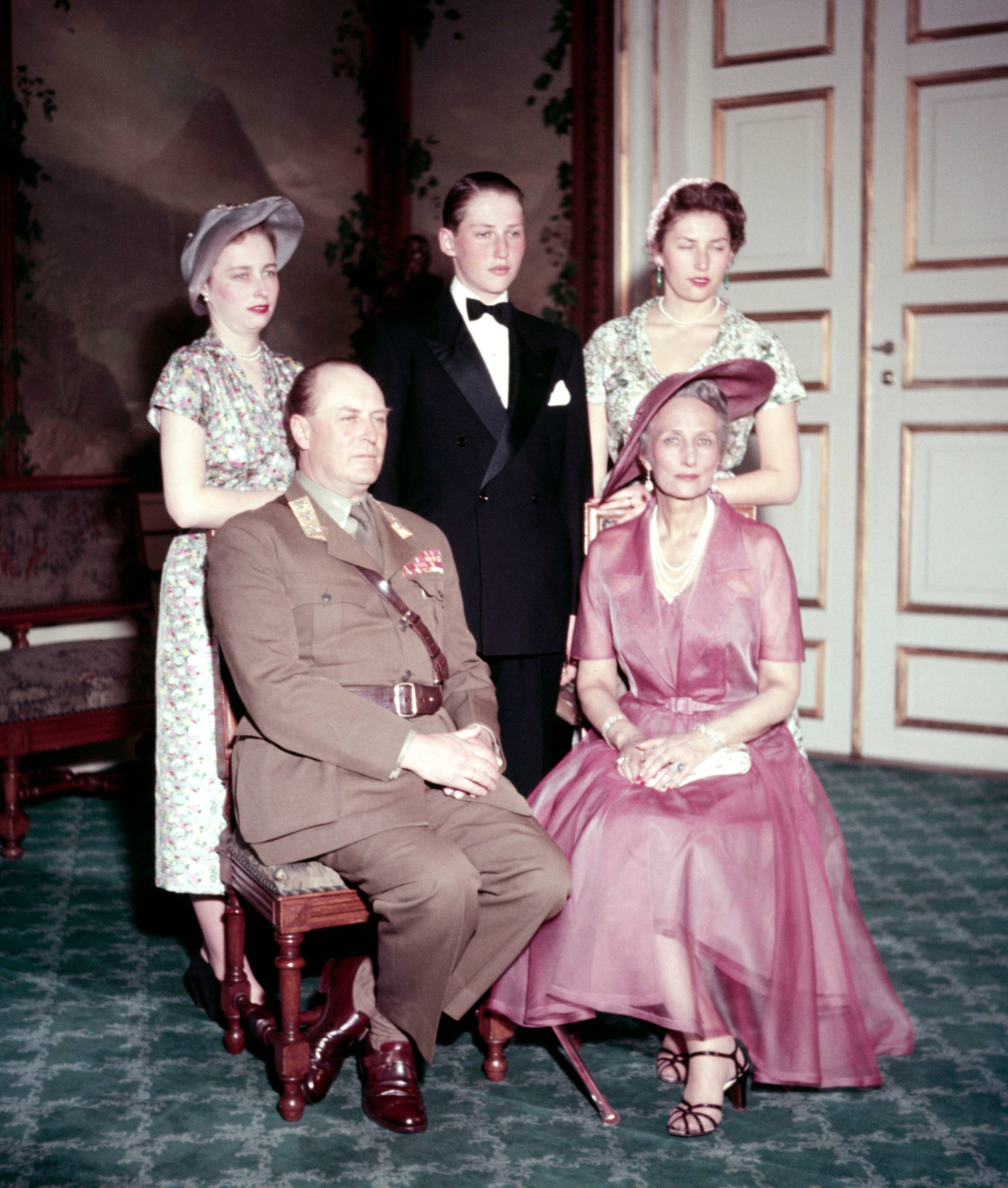Prins Harald står sammen med søstrene og foreldrene sine til familiebilde til konfirmasjonen hans