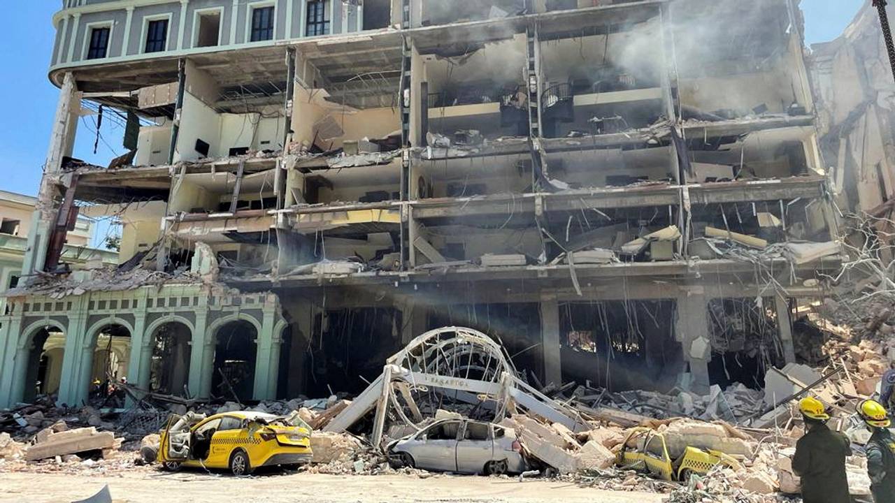 8 En eksplosjon rammet Hotel Saratoga i Havana fredag.