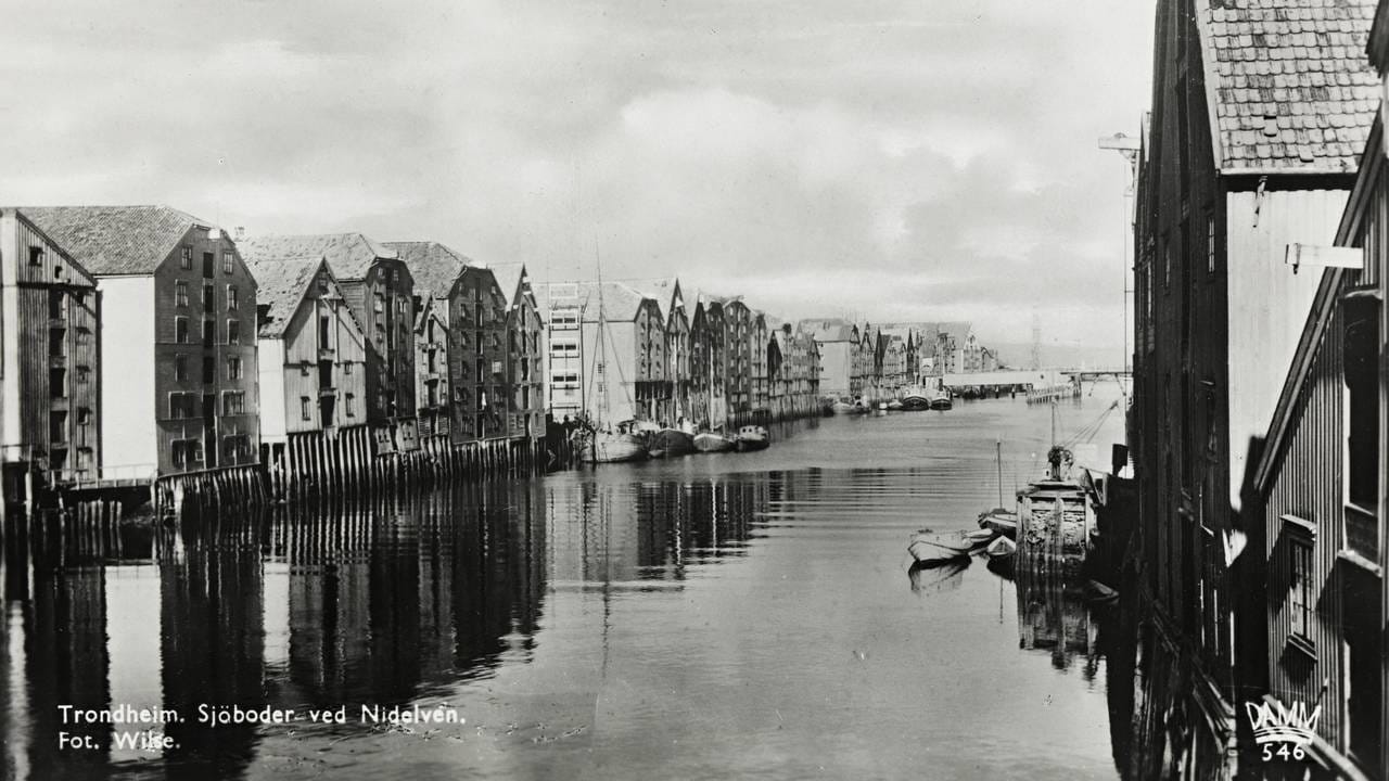 Bilde fra rundt 1920 av sjøbodene ved Nidelva i Trondheim.