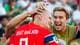 Fredrik Varfjell / NTB Flere fotballspillere feirer sammen etter en kamp. Spillerne er kledd i røde drakter med norske flaggdetaljer. En av spillerne har navnet "BRAUT HAALAND" på ryggen. (Bildebeskrivelsen er laget av en KI-tjeneste)