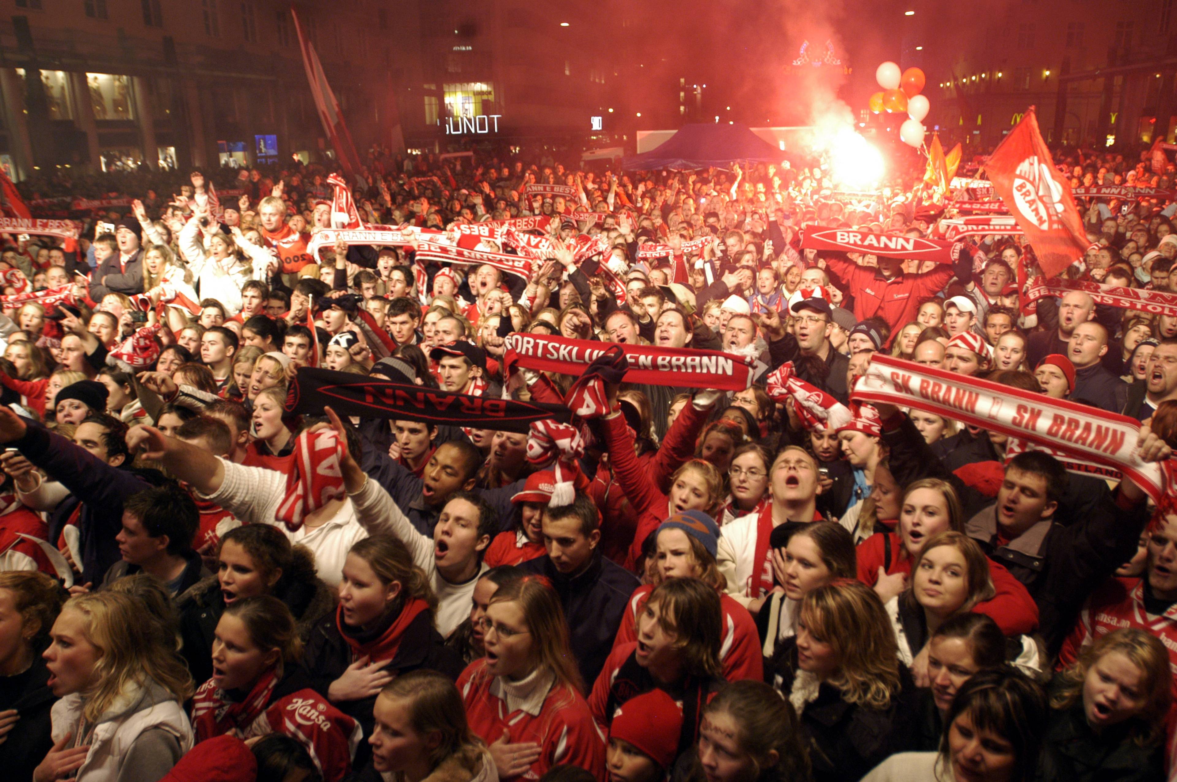 Bergen 20041108. Brann vant 4-1 over Lyn i Cupfinalen, fotball, menn. Tusenvis på Torgalmenningen natt til mandag for å hylle Brann etter seieren i cupfinalen.Foto: Marit Hommedal / SCANPIX .