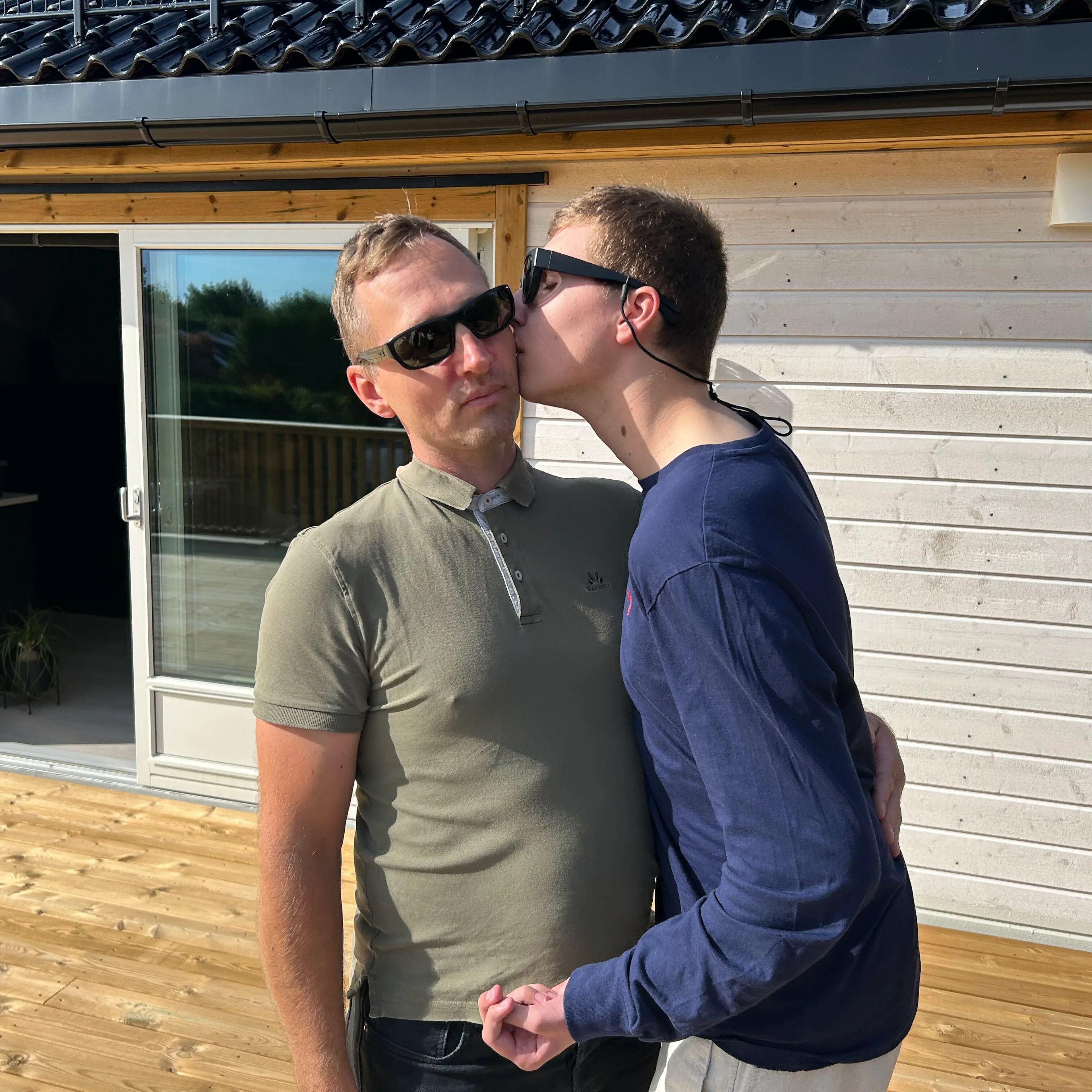 Philip gir sin far et kyss på kinnet.
